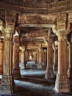 Champaner, Gujarat 'taki Saher-ki-Mescid' in içine karmaşık oymalar yapılmış antik taş sütunlar. Çarpıcı mimari tarihi ve kültürel önemi yansıtıyor..