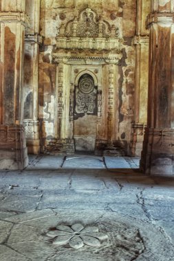 Mermer taşta güzel oymalar bulunan merkez mihrab, Champaner, Gujarat 'taki Jami Mescidi' nin üç mimari öğesini birleştirir..