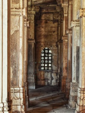 Jami Mescidi, Champaner, Gujarat 'ta Jhali' sine oyulmuş tarihi bir Geometrik Cami Penceresi desenleri. Mimari, İslam sanatını ve mirasını yansıtıyor..