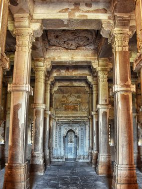 Champaner, Gujarat 'taki Jami Mescidi' nin merkez Mihrab 'ında karmaşık şekilde oyulmuş taş sütunlar ve kemerler bulunur. Cami 'nin iç tarafının etrafında İslam mimarisinin mükemmelliğini ve tarihsel önemini gözler önüne seriyor..