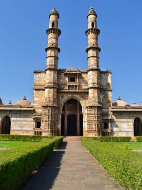 Champaner, Gujarat 'taki Jami Mescidi' nin kuzey girişi. Karmaşık İslami mimari, ikiz minareler ve yeşilliklerle çevrili iyi korunmuş bir yol..