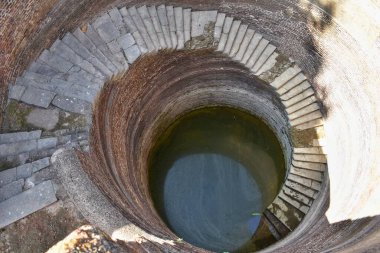 Sarmal merdivenlerin Champaner-Pavagad Arkeoloji Parkı, Gujarat 'taki Helical Stepwell' in suyuna inişini hayret verici bir manzara..