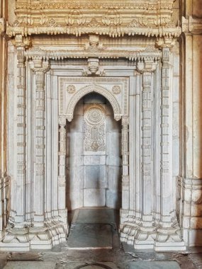 Mihrab, Champaner, Gujarat 'taki Saher-ki-Mescidi' nin Mekke yönüne işaret ediyor. Karmaşık kemerler, kolonlar ve geleneksel İslami mimari öğeler sergileniyor..