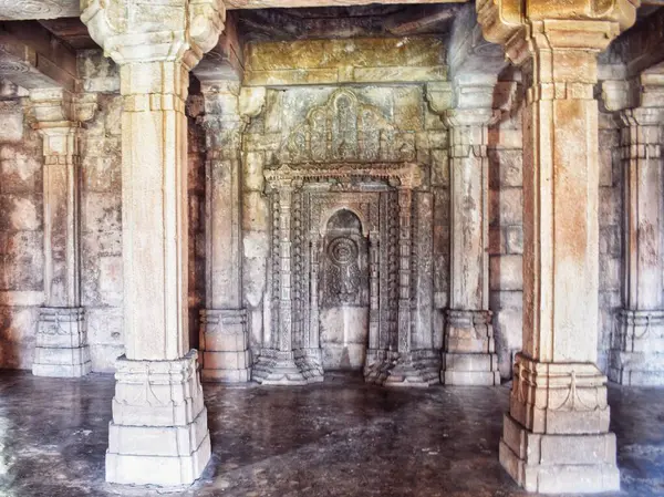 Mihrab, Champaner, Gujarat 'taki Saher-ki-Mescidi' nin Mekke yönüne işaret ediyor. Karmaşık kemerler, kolonlar ve geleneksel İslami mimari öğeler sergileniyor..