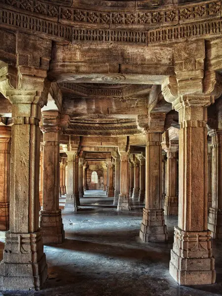 Champaner, Gujarat 'taki Saher-ki-Mescid' in içine karmaşık oymalar yapılmış antik taş sütunlar. Çarpıcı mimari tarihi ve kültürel önemi yansıtıyor..
