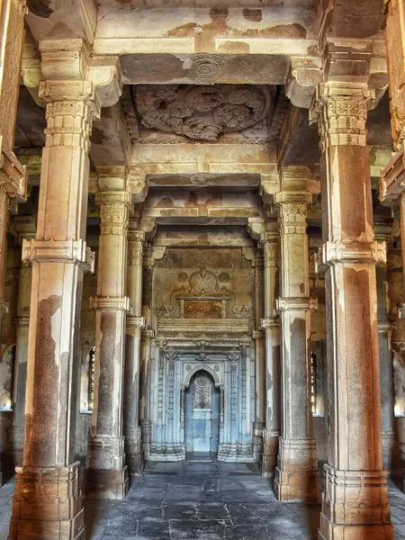 Champaner, Gujarat 'taki Jami Mescidi' nin merkez Mihrab 'ında karmaşık şekilde oyulmuş taş sütunlar ve kemerler bulunur. Cami 'nin iç tarafının etrafında İslam mimarisinin mükemmelliğini ve tarihsel önemini gözler önüne seriyor..