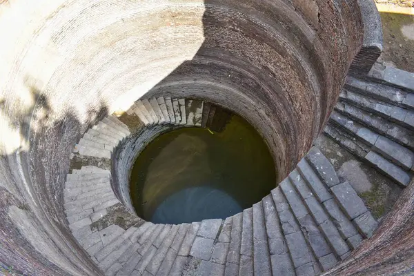 Champaner-Pavagad Arkeoloji Parkları 'nın ünlü Helical Stepwell' inde suya inen karmaşık şekilde tasarlanmış spiral merdivenlerin yakın çekimi..