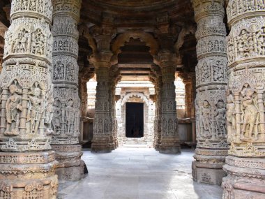Ayrıntılı taş oymalı sütunlar ve Gujarat 'ın Modhera Güneş Tapınağı' ndaki Rang Mandapa 'nın merkezi kubbesi zarif Hint tapınağı mimarisini gözler önüne seriyor..