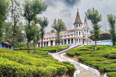 Valparai 'deki Karumalai Annai Velankanni Kilisesi, Tamil Nadu, seçkin yeşil çay tarlaları arasında duruyor, kendine özgü mimarisi ve dingin çevresi Batı Ghat' larının cazibesini arttırıyor..