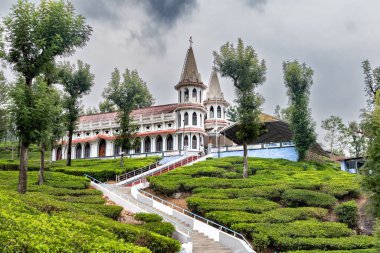 Valparai 'nin Batı Ghat' lerindeki büyüleyici bir tepe kilisesi. Etrafı yemyeşil çay tarlalarıyla çevrili. Karumalai Annai Velankanni Kilisesi bulutlu bir gökyüzünün altında zarif Gotik mimariye sahiptir..