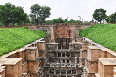Hindistan, Gujarat, Patan 'daki Rani Ki Vav Stepwell' in gelişmiş görüntüsü, bu UNESCO miras alanında karmaşık taş yapılar ve simetrik tasarım sergiliyor..