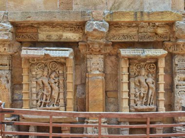 Rani Ki Vav 'ın iç duvarlarına Hindu tanrılarının taş oymaları, Patan, Gujarat' taki UNESCO Dünya Mirası basamakları, antik Hint sanatını ve mirasını sergiliyor..