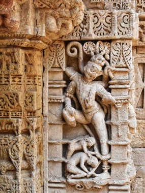 Hindu tanrılarını tasvir eden zarif taş oymalar Patan, Gujarat 'taki Rani Ki Vav Stepwell' in iç duvarlarını süslüyor. UNESCO miras sitesinde sanatçılık ve kültür mirası sergileniyor.