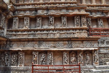 Hindu tanrılarının detaylı taş oymaları UNESCO 'nun Dünya Mirası Bölgesi Patan, Gujarat' taki Rani Ki Vav Stepwell 'in iç duvarlarını süslüyor..