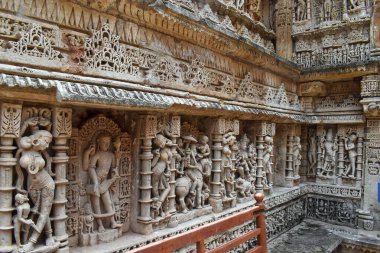 Hindu tanrılarının detaylı taş oymaları, Patan, Gujarat 'taki UNESCO mirasları Stepwell' i Rani Ki Vav 'ın iç duvarlarını süslüyor..