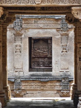 Hindistan, Gujarat, Patan 'daki Rani Ki Vav Stepwell' in çarpıcı, simetrik görüntüsü. Bu UNESCO miras sitesinde antik Hint mimari dehası sergileniyor.