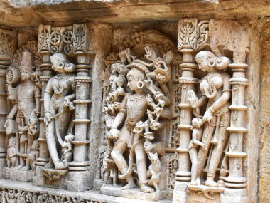 Hindu tanrılarının karmaşık oymaları, antik Hindistan 'ın zengin kültürel ve mimari mirasını sergileyen Patan, Gujarat' taki UNESCO Dünya Mirası Alanı Rani Ki Vav 'ın iç duvarlarını süslüyor..