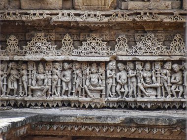 Tarihi Rani Ki Vav Stepwell 'in Patan, Gujarat' taki iç duvarlarında çeşitli Hindu tanrılarını tasvir eden zarif taş oymalar, UNESCO Dünya Mirası Alanında antik zanaatkarlık sergileniyor..