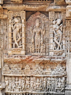 Hindu tanrılarının zarif oymaları Rani Ki Vav Stepwell 'in iç duvarlarını süslüyor, Patan, Gujarat' taki UNESCO Dünya Mirası Alanı, antik Hint zanaatkarlığı ve kültürel mirasını sergiliyor..