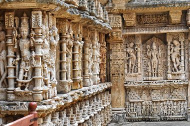 Hindu tanrılarının taş oymaları, Patan, Gujarat 'taki UNESCO listesindeki Rani Ki Vav stepwell' in iç duvarlarını süslüyor..