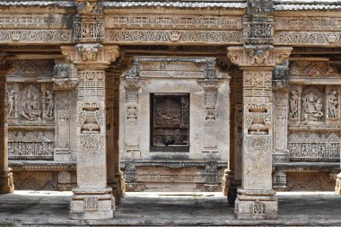 Hindistan 'ın Patan kentindeki UNESCO mirası Rani Ki Vav Stepwell' in simetrik mimari görüşü, karmaşık taş oymaları ve işçiliği sergiliyor..