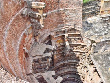 Patan, Gujarat, Hindistan 'daki tarihi Rani Ki Vav Stepwell' in simetrik görüntüsü, gelişmiş bir perspektiften karmaşık taş oymalar ve katmanlı mimari sergiliyor..
