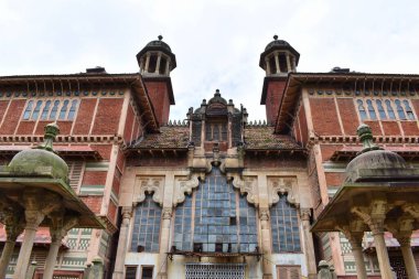 Sayaji Baug, Vadodara, Gujarat 'ta bulunan tarihi bir İngiliz mirası binası. Mimari, gün ışığında karmaşık ayrıntıları ve sömürge dönemi cazibesini yansıtıyor..