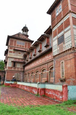Sayaji Baug, Vadodara, Gujarat 'taki bir İngiliz binasında bulutlu bir günde karmaşık tuğla işleri, döşeme kalıpları ve tarihi mimari öğeler sergileniyor..