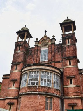 Sayaji Baug, Vadodara, Gujarat 'ta bulunan tarihi bir İngiliz tarzı kırmızı tuğla bina, kemerli camlar ve karmaşık mimari ayrıntılar içeriyor..