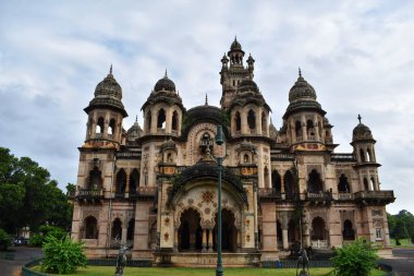 Vadodara 'daki 130 yaşındaki Laxmi Vilas Sarayı' nda görkemli kubbeleri, kemerleri ve süslemeleri sergilenen sarayın muhteşem bir görüntüsü..