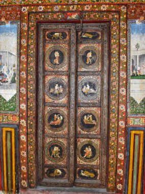 Vadodara 'da 150 yaşındaki Tambekar Wada' nın ahşap kapısı, Hindu mitolojik resimleri ve çiçek desenleriyle süslenmiş, kültürel mirası yansıtıyor..