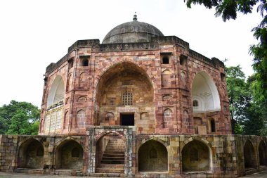 Kutub-Ud-Din Muhammad Khan 'ın Vadodara, Gujarat' taki 450 yıllık mozolesinin önü. Karmaşık kemerleri ve yeşilliklerle çevrili merkezi bir kubbesi olan Hint-İslam mimarisini gözler önüne seriyor..