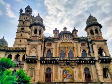 130 yaşındaki Laxmi Vilas Sarayı 'nın içindeki görkemli bir bahçe. Yeşillik, görkemli kemler ve dinginlik ve görkem hissi veren açık alanlar..