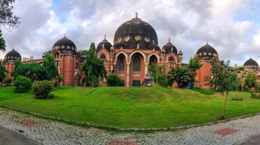 Gujarat, Vadodara 'daki 75 yaşındaki Maharaja Sayajirao Üniversitesi' nin tarihi ve kültürel yapısına geniş bir bakış açısı, yemyeşil bulutlu bir gökyüzü altında karmaşık mimari içeriyor..