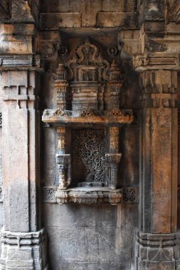 Gujarat, Ahmedabad 'daki Bai Harir Vav Stepwell' in duvarlarına oyulmuş karmaşık taş oyukları. Detaylı tasarımlar antik Hint mimarisini vurguluyor..