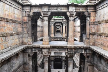 Gujarat 'ın Ahmedabad kentindeki Bai Harir Vav Stepwell manzarası karmaşık taş mimarisini, çok katlı yapısını ve Hint mirasının tarihsel önemini gözler önüne seriyor..