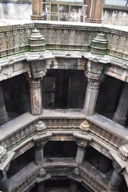 Bai Harir Stepwell 'in Ahmedabad, Gujarat' taki görüntüsü, karmaşık simetrik mimarisini, tarihi taş oymalarını ve çok katmanlı tasarımı sergiliyor..