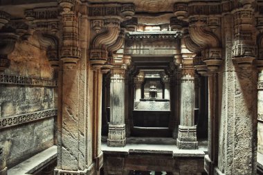 Tarihsel Bai Harir Vav stepwell Ahmedabad, Gujarat 'ta, karmaşık taş oymalar ve sütunlar sergiliyor, antik Hint mimari dehasını ve mirasını yansıtıyor..