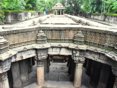 Ahmedabad, Gujarat 'taki tarihi Bai Harir Vav stepwell, ayrıntılı taş oymalar, antik mimari tasarım ve bölgeyi çevreleyen yemyeşil alanlar sergiliyor..