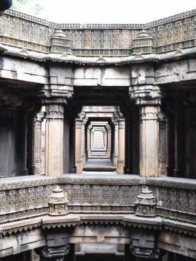 Ahmedabad, Gujarat 'taki Bai Harir Vav Stepwell' in mimari harikası tarihi bir yapının karmaşık taş oymaları ve geometrik simetrisini sergiliyor..