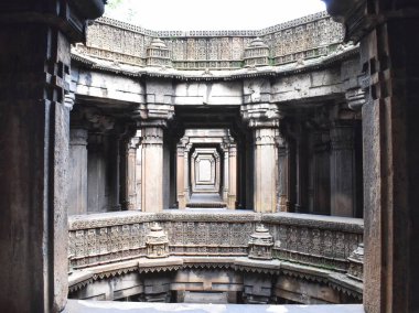 Ahmedabad, Gujarat 'taki Bai Harir Vav Stepwell' in karmaşık taş mimarisi ayrıntılı oymalar, simetrik sütunlar ve antik yapısal tasarım sergiliyor..