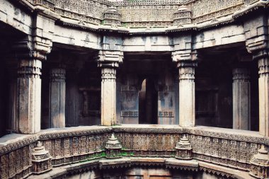 Tarihsel Bai Harir Vav stepwell Ahmedabad, Gujarat 'ta, detaylı taş oymalar, simetrik kemerler ve Hint işçiliğini yansıtan sütunlar.