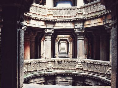 Karmaşık taş oymaları ve katmanlı kemerler Ahmedabad, Gujarat 'ın tarihi bir basamağı olan Bai Harir Vav' da geleneksel Hint mimari mirasını sergiliyor..