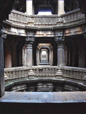 Ahmedabad, Gujarat 'taki Bai Harir Vav Stepwell' in detaylı oymalar, çok katmanlı katlar ve simetrik koridorlarla karışık taş mimarisini gösteriyor..