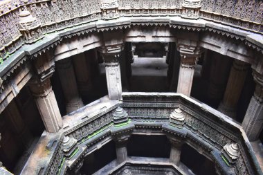 Ahmedabad, Gujarat 'taki tarihi Bai Harir Vav stepwell, geleneksel Hint işçiliğini yansıtan yontulmuş taş sütunlar ve katmanlı tasarımlarla mimari ayrıntıları gözler önüne seriyor..