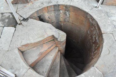 Ahmedabad, Gujarat 'ta tarihi bir basamak olan Bai Harir Vav' a giden antik spiral merdivenin manzarası geleneksel mimari tasarımı sergiliyor..