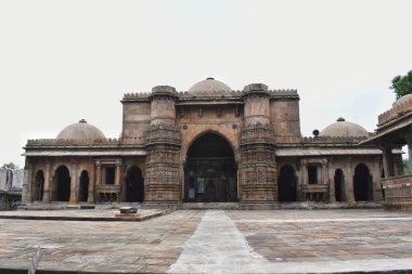 Ahmedabad, Gujarat 'taki tarihi Dai Halima Sultani Camii' nde karmaşık oymalar, kubbeler ve kemerler bulunan zarif taş mimari yer alıyor. Orta Çağ Hint işçiliğinin ve mirasının dikkate değer bir örneği..