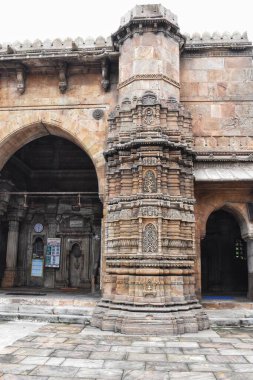 Ahmedabad, Gujarat 'taki Bai Harir Vav Stepwell' de entrika ile oyulmuş taş mimarisi, nefis işçilik ve tarihi mimari tasarım sergiliyor..