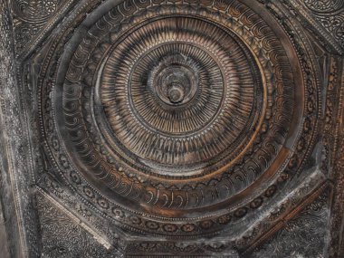 Ahmedabad, Gujarat 'taki Bai Harir Vav Stepwell' de tavanın detaylı mimari tasarımı, tarihi işçilik ve süslü taş oymalar sergileniyor..