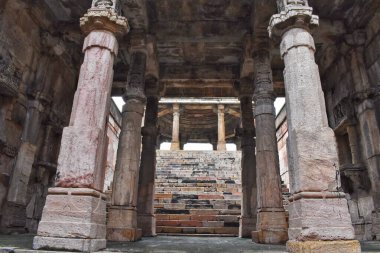 Ahmedabad 'da tarihi bir basamak olan Jethabhai Ni Vav' da karmaşık taş oymalar, sağlam sütunlar ve basamaklı bir tasarım bulunur. Gujarat 'ın mimari mirasını ve işçiliğini gösteren gizli bir mücevher..